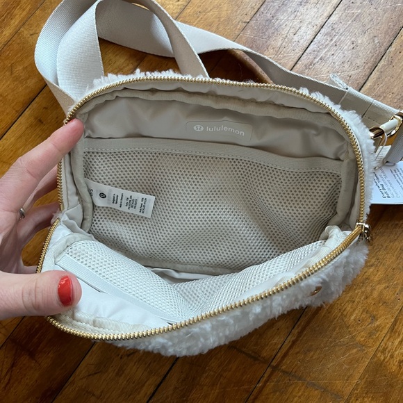NWT Lululemon Everywhere Belt Bag 1L Plush Fleece White/Gold - Picture 7 of 8